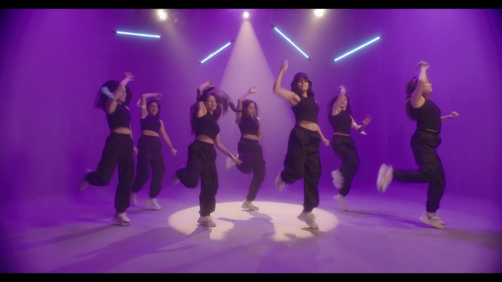 Producción audiovisual para CHEIL COLOMBIA: coreografía en set con iluminación violeta