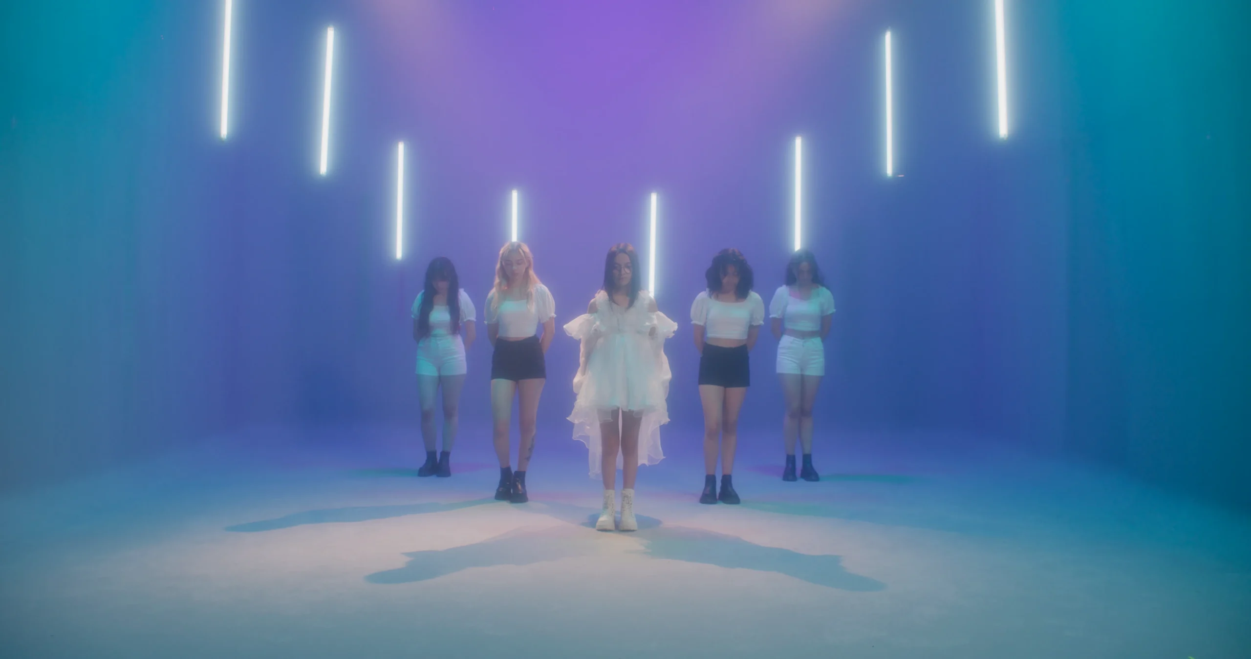 Producción audiovisual para CHEIL COLOMBIA: escena de rodaje con iluminación azul y violeta